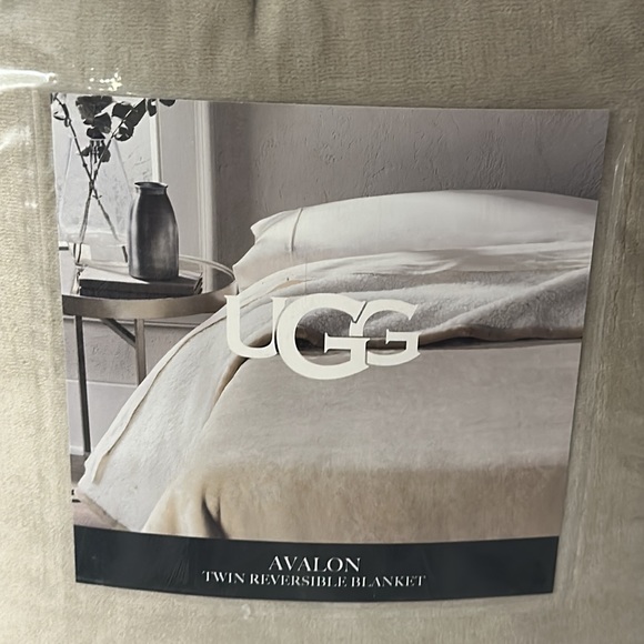 UGG Avalon Reversible Blanket - Picture 2 of 4